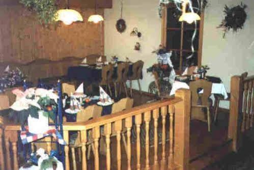 Hotel Restaurant Zur Krone Obersuhl Exteriör bild